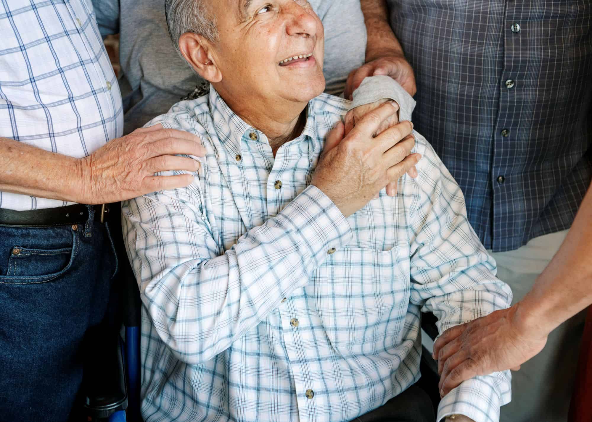 Как да помогнем на възрастен родител да приеме помощта без да се чувства слаб – грижа с уважение, деликатност и човечност