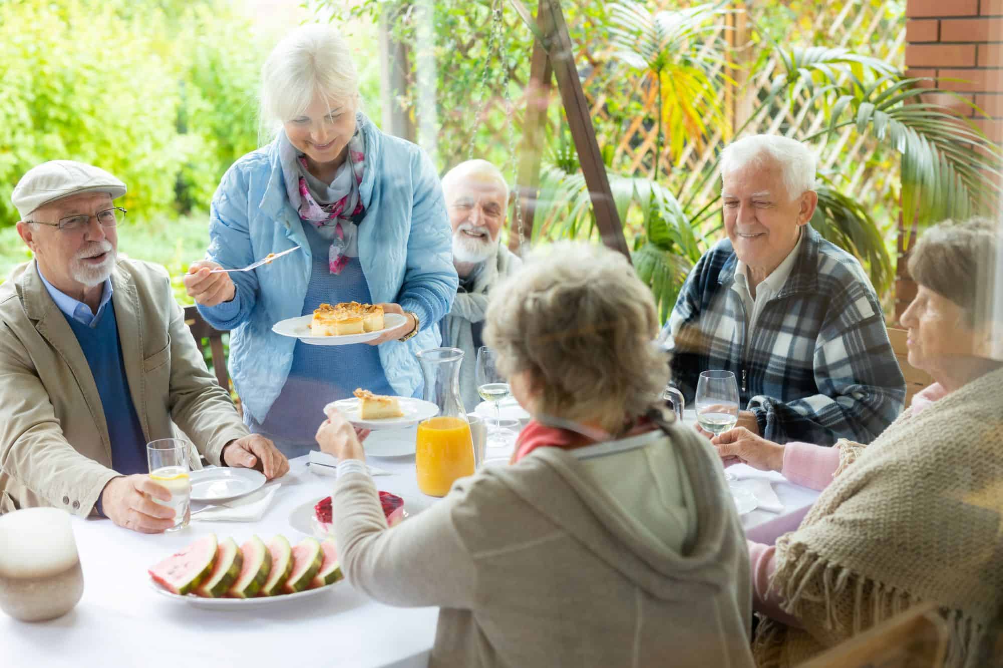 Хранене в старческите домове – как се създава балансирано меню