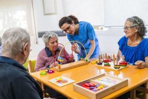 Дейности за хора с деменция – как ангажираността подобрява качеството на живот